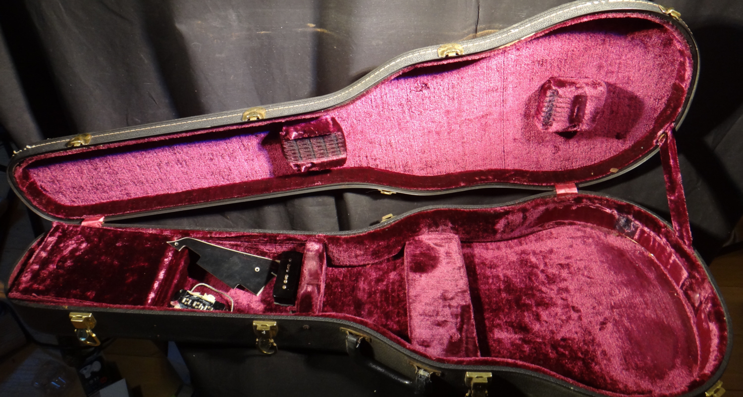 Guitar, Gibson, black beauty, case inside
